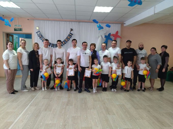Конкурс " МОЙ ПАПА И Я - БОЛЬШИЕ ДРУЗЬЯ!" Конкурс " МОЙ ПАПА И Я - БОЛЬШИЕ ДРУЗЬЯ!".